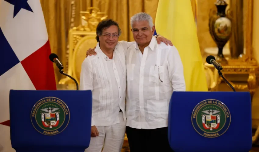 El presidente de Panamá, José Raúl Mulino (d), posa junto al presidente de Colombia, Gustavo Petro (i), durante una declaración conjunta este viernes, en el salón amarillo de la presidencia de Panamá en Ciudad de Panamá (Panamá).