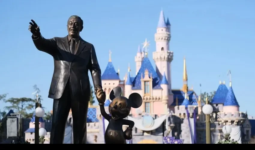 Fotografía de archivo de una estatua de Walt Disney y Mickey Mouse en el Parque de Disney, en Anaheim (EE. UU.). EFE/ Guillermo Azábal