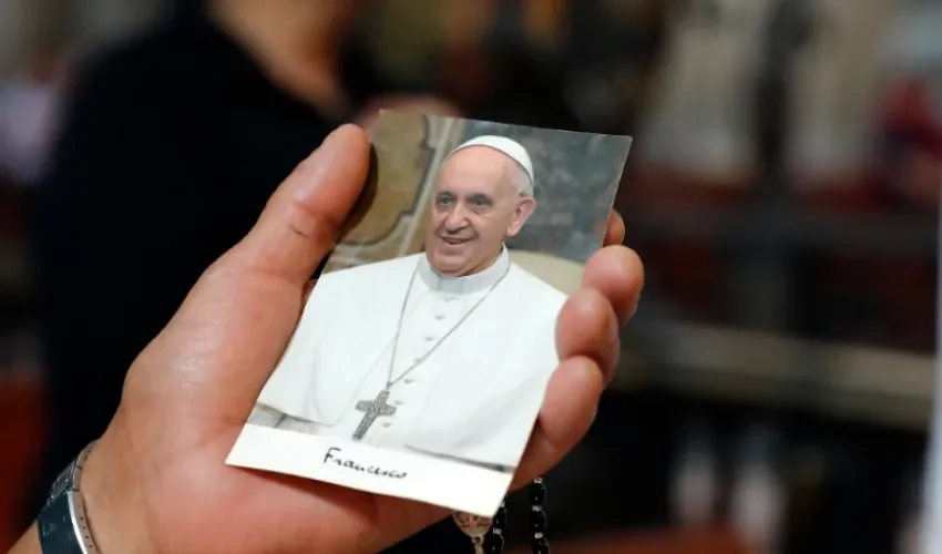 Una persona sostiene una fotografía del papa Francisco durante una misa tras la muerte del pontífice este lunes, en la Catedral de la Ciudad de México (México). EFE/ Mario Guzmán