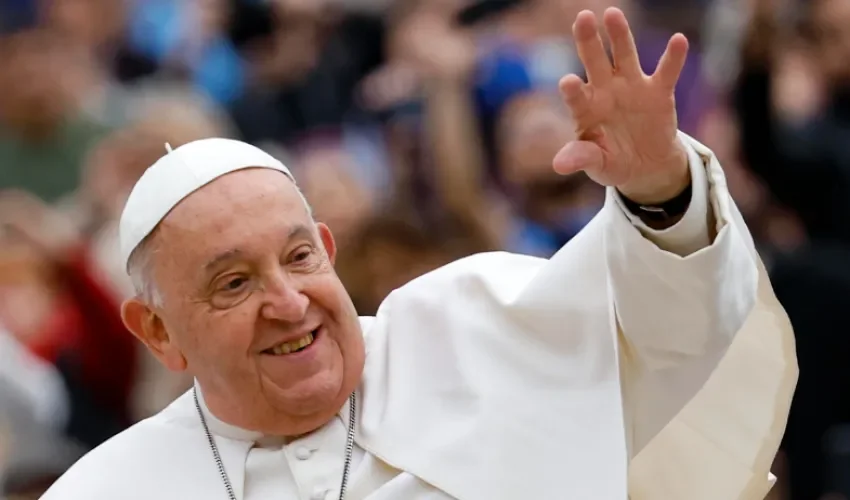 Fotografía de archivo del pasado 20 de noviembre de 2024 que muestra al papa Francisco durante una audiencia general en la Plaza de San Pedro en el Vaticano. EFE/ Fabio Frustaci