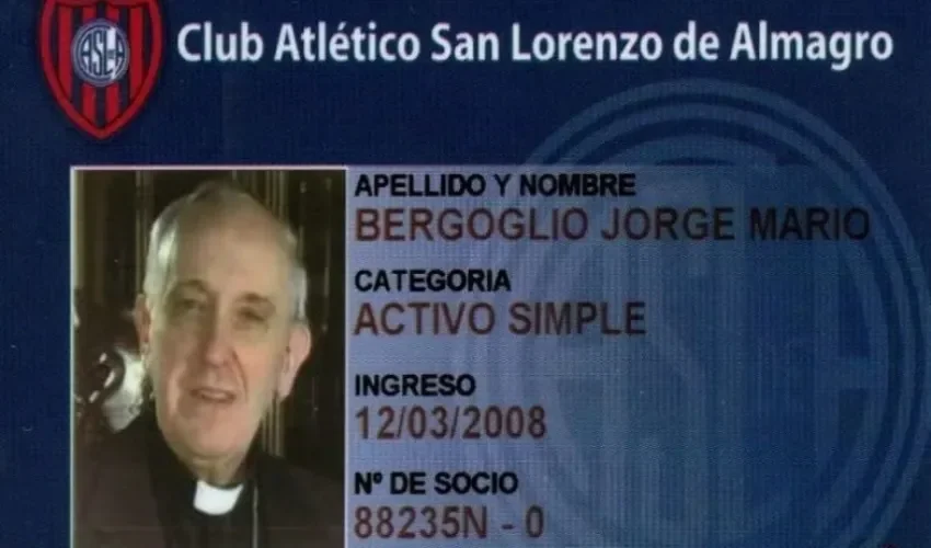 Fotografía del 13 de marzo de 2013, cuando el club de fútbol argentino San Lorenzo de Almagro mostró a través de su espacio en Twitter el carnet de socio de Jorge Mario Bergoglio. EFE