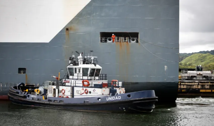 n barco remolcador realiza maniobras durante el tránsito de un buque de carga por las esclusas de Pedro Miguel. Foto: EFE