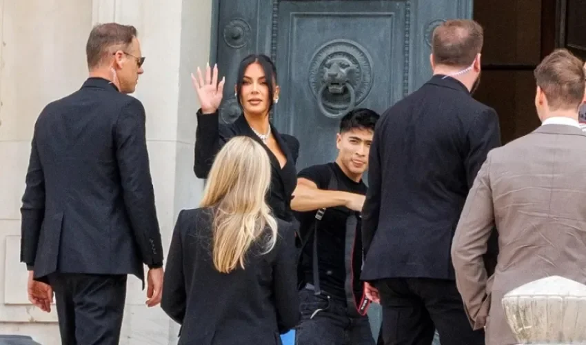 Kim Kardashian (c), a su llegada al histórico Palacio de Justicia del centro de París. EFE/EPA/Sadak Souici