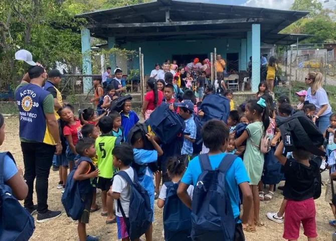  Más de 100 estudiantes de Veracruz recibieron útiles escolares 