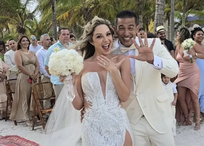 Ana Karina y Alberto Gaitán se casaron en playa mexicana; el gran ausente fue su hermano Ricardo 