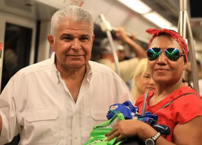  José Raúl Mulino se monta al Metro y afirma que la Línea 3 concluirá en tiempo récord  