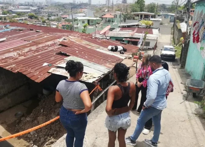  Atienden a familia afectada por deslizamiento de tierra en San Miguelito 