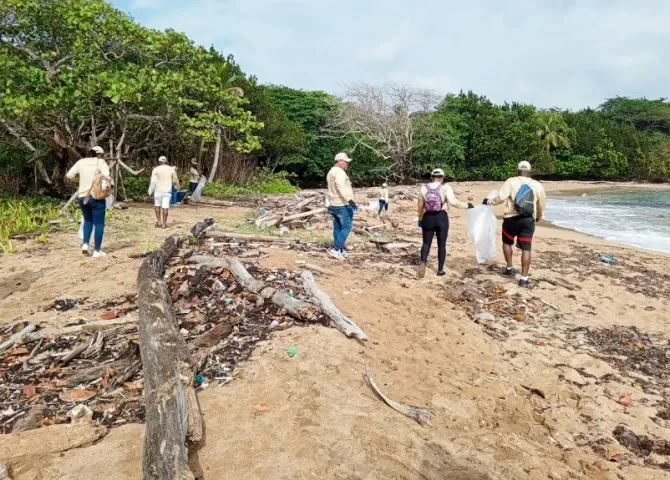  Siguen sacando basura de las playas en Colón; encontraron todo tipo de desperdicios 