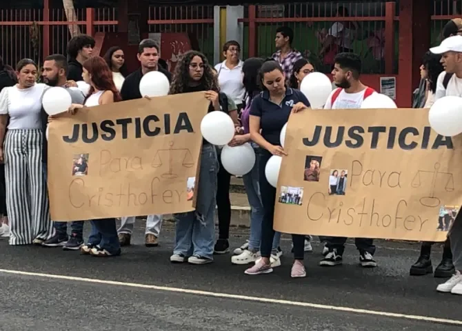  Universitarios piden justicia para compañero asesinado; realizan cadena humana por la muerte de Cristofer Herrera 