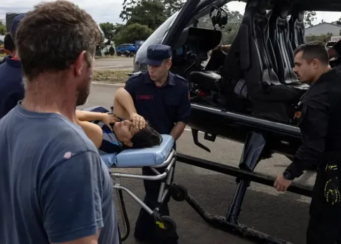  El helicóptero del futbolista Neymar Junior es utilizado para transportar a un paciente afectado por las recientes inundaciones, este miércoles en Eldorado do Sul, Porto Alegre (Brasil). EFE/ Isaac Fontana 