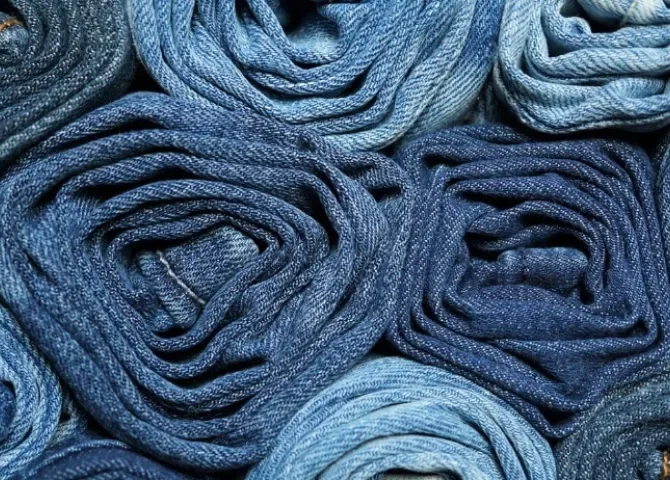  El denim, la tradicional tela de los pantalones vaqueros, se sofistica con seda y perlas 