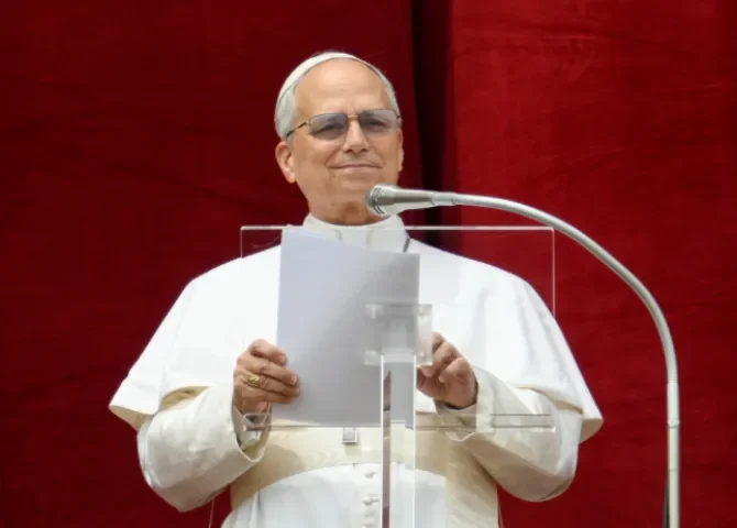  El papa León XIV dirigiendo la oración del Regina Caeli desde el balcón central de la Basílica de San Pedro en la Ciudad del Vaticano, el 11 de mayo de 2025. EFE/ 