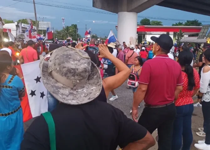  Cierre de la vía Interamericana en Santiago termina con intervención policial y detenciones 