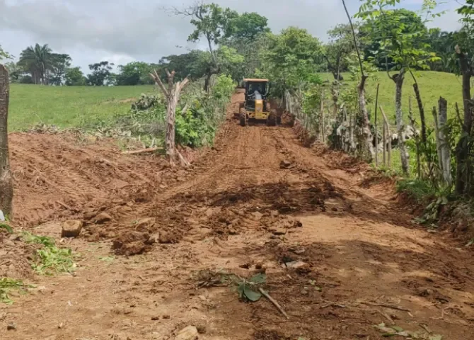  Caminos rurales en Riecito reciben mantenimiento y benefician a productores de piña, aves y ganado 