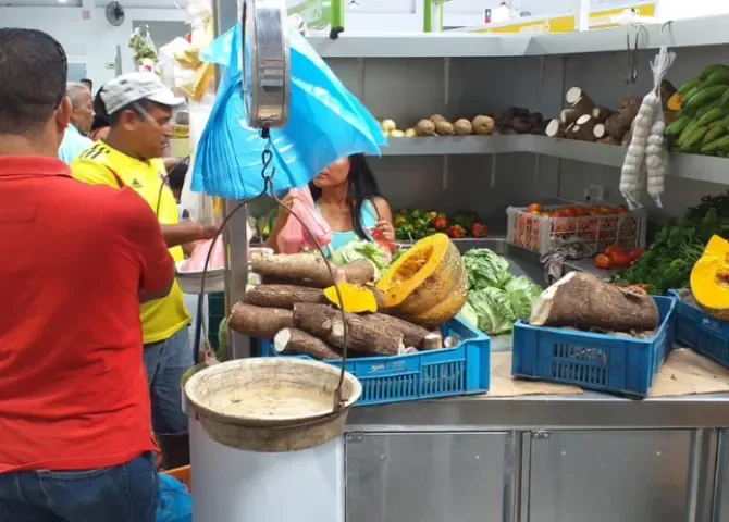  Reubican a vendedores informales al interior del mercado municipal de Colón 