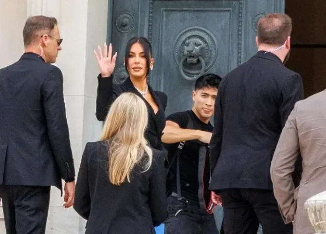   Kim Kardashian (c), a su llegada al histórico Palacio de Justicia del centro de París. EFE/EPA/Sadak Souici  