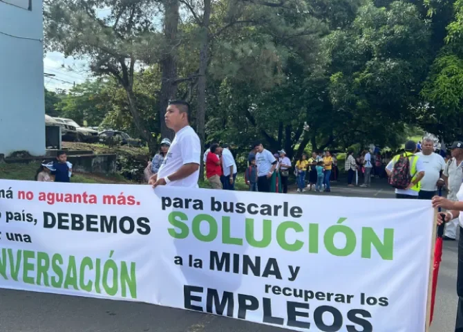  Miles de personas marchan por la reapertura de la mina y la recuperación de empleos 
