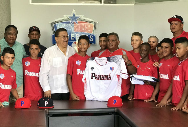 Jugadores de la selección sub-12 de Panamá en la entrega del uniforme y la bandera. Cortesía