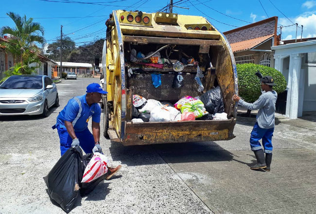 Recolección de basura en Colón. Foto: Diómedes Sánchez