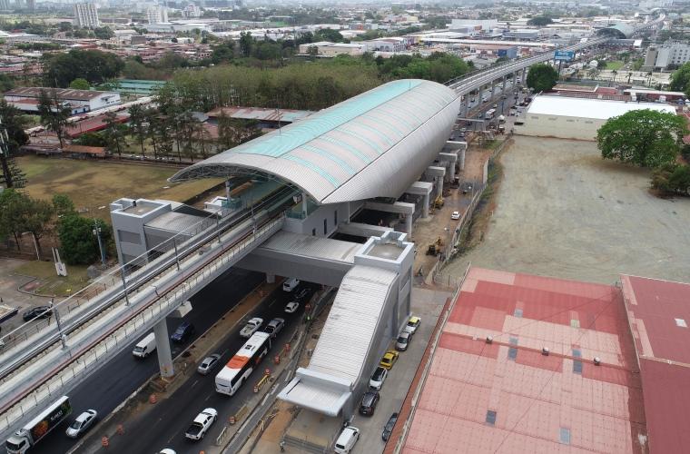 Usuarios esperan la apertura de la