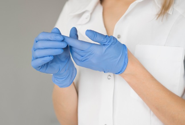 Uso de guantes durante la pandemia del coronavirus, ¿sí o no?  