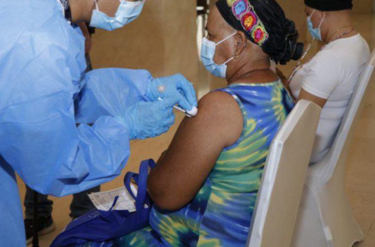 El pasado viernes se vacunaron los primeros 250 pacientes del Instituto Oncológico Nacional. Foto: Cortesía / Minsa