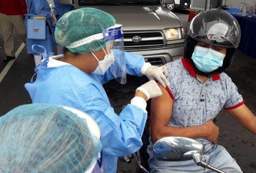 Más de 13 mil personas se aplicaron hoy la dosis de la vacuna AstraZeneca - Vimarsana News