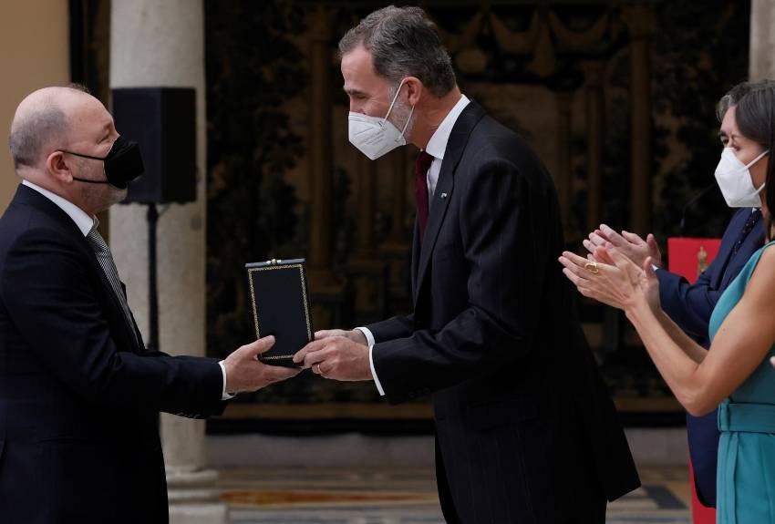 Los reyes Felipe VI y Letizia hacen entrega de la Medalla de Oro al Merito en las Bellas Artes 2018 al cantante y compositor panameño Rubén Blades. EFE. 
