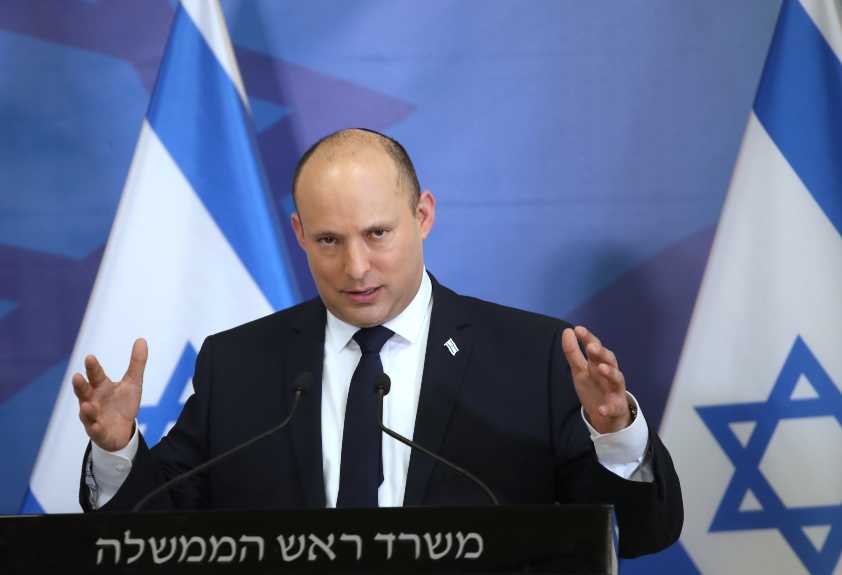 El primer ministro israelí, Naftali Bennett, durante una conferencia de prensa sobre la nueva variante corona en Tel Aviv, Israel. EFE. 