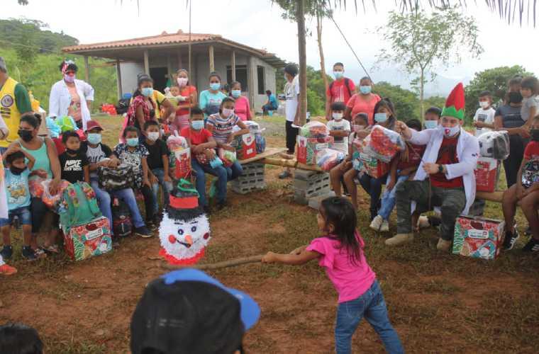 Los pequeños disfrutaron un rato de sana diversión entre piñatas y golosinas.  Luis de Jesús Mendoza 