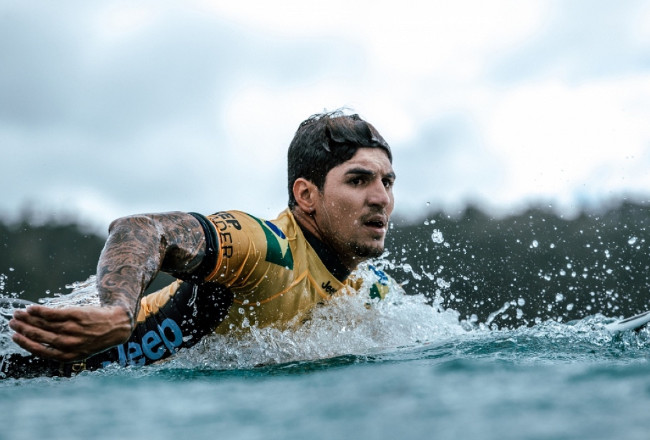 Campeón mundial de surf se tomará un tiempo para cuidar de su salud mental 