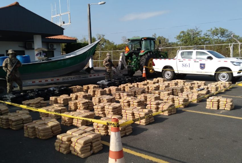 Decomisan más de mil paquetes de droga al oeste de Punta Mala 