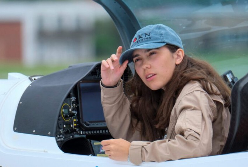 Zara Rutherford se convierte en la mujer más joven en volar sola por el mundo 
