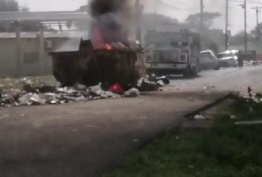 Inescrupulosos incendian tanque de basura en Colón  