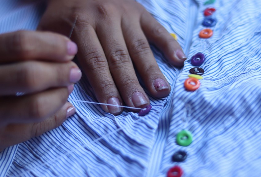 ¿Lo sabías? El origen de la camisa tonosieña y sus encantadores botones de colores 