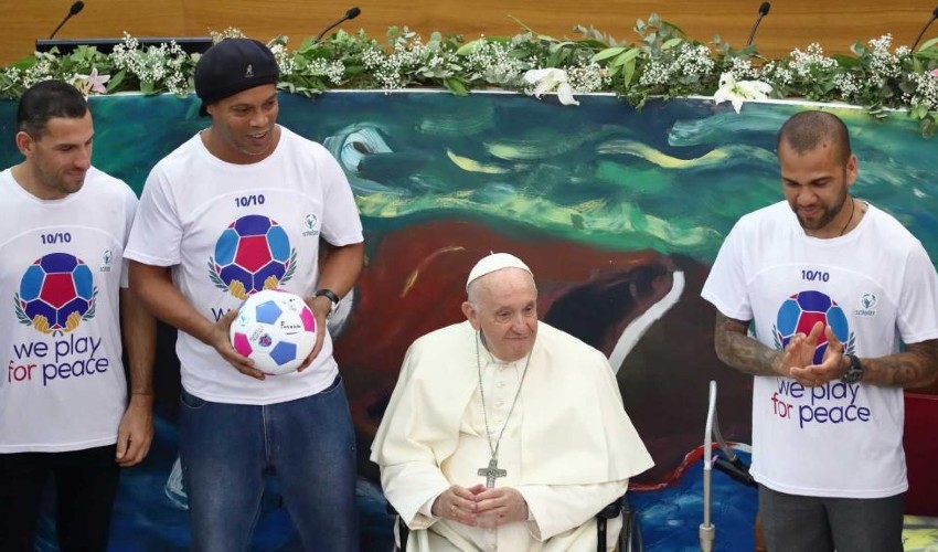 Ronaldinho, Alves y Maxi Rodríguez presentan con el papa Francisco el 'Partido por la paz' 