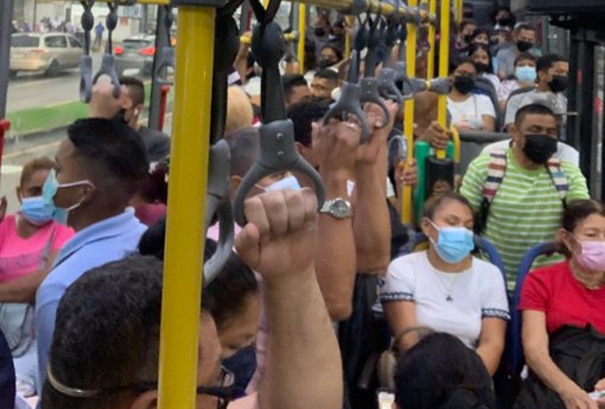 Usuarios de metrobús se sienten burlados; reclaman que ya pagaron y hay 600 metrobuses 'hasta la tusa' 