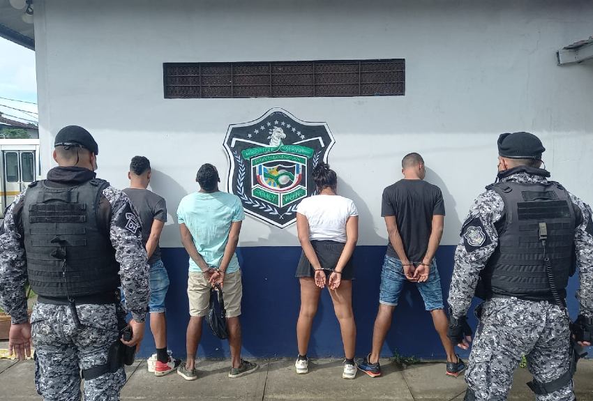 Persecusión policial termina con cuatro capturados, uno de ellos se escondió en una casa en Altos del Tecal 