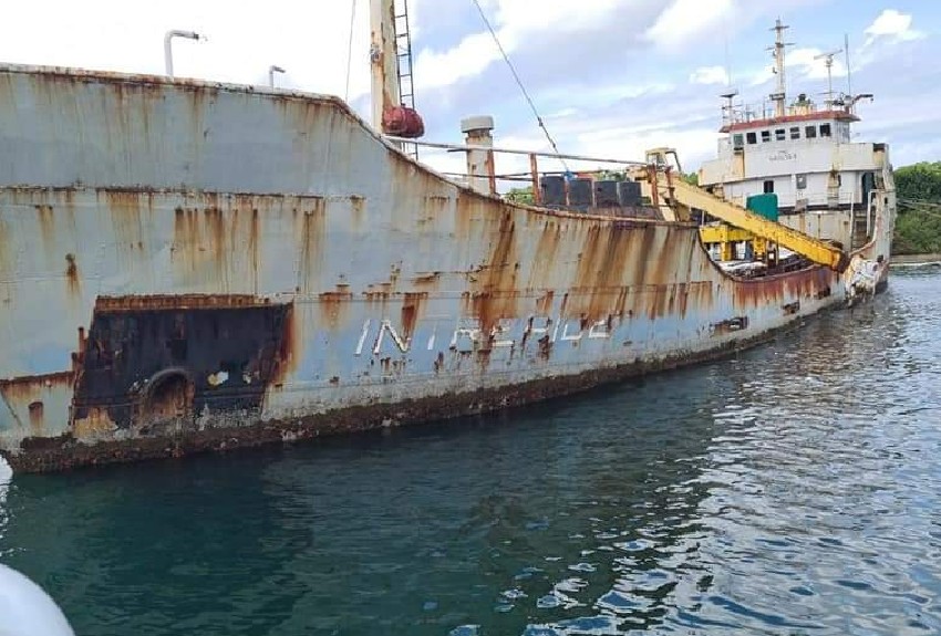 Barcos abandonados siguen contaminando las costas de Colón 
