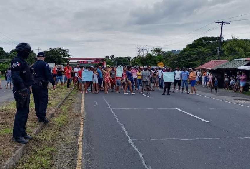 Cierran la vía Interamericana en Chame, manifestantes exigen la liberación de un carbonero 