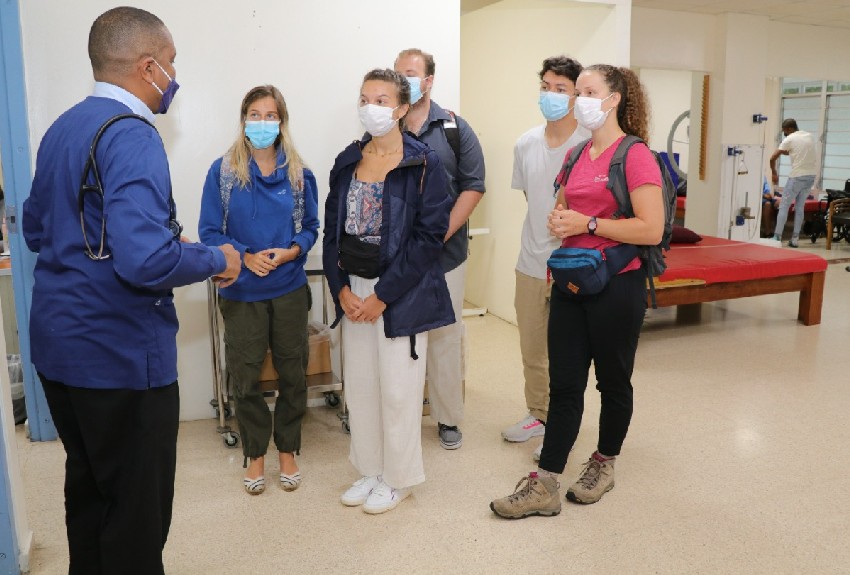 Estudiantes de medicina de Francia comparten conocimientos con especialistas en el Hospital San Miguel Arcángel  