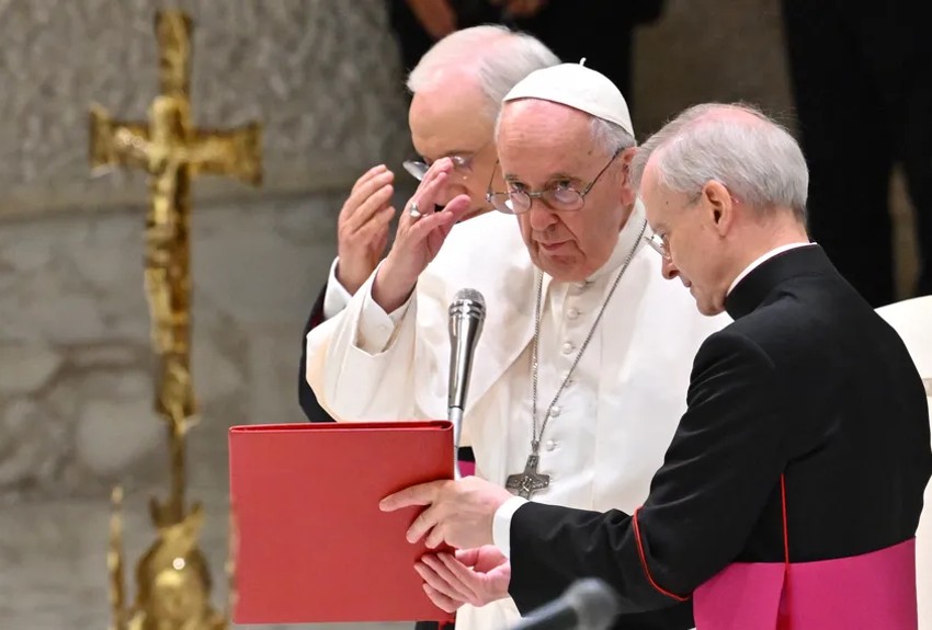 El papa Francisco expresa su 'gran pesar' por no poder ir a África, dolores en las rodillas le siguen afectando 
