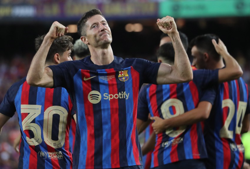 El Barcelona recupera su memoria y Lewandowski brilla en su debut en el Camp Nou 