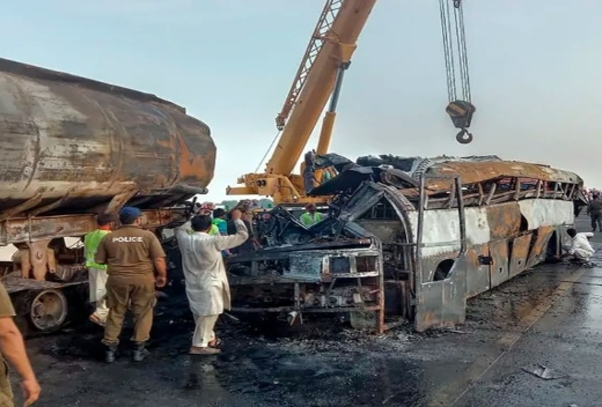 Mueren 20 personas calcinadas al incendiarse un camión cisterna en Pakistán 