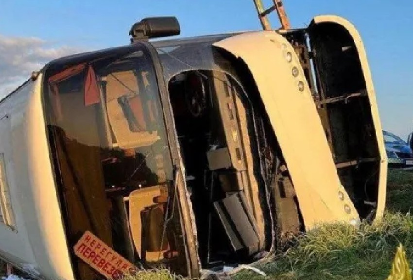 Mueren 15 personas y 37 quedan heridas al volcar un autobús en Marruecos 