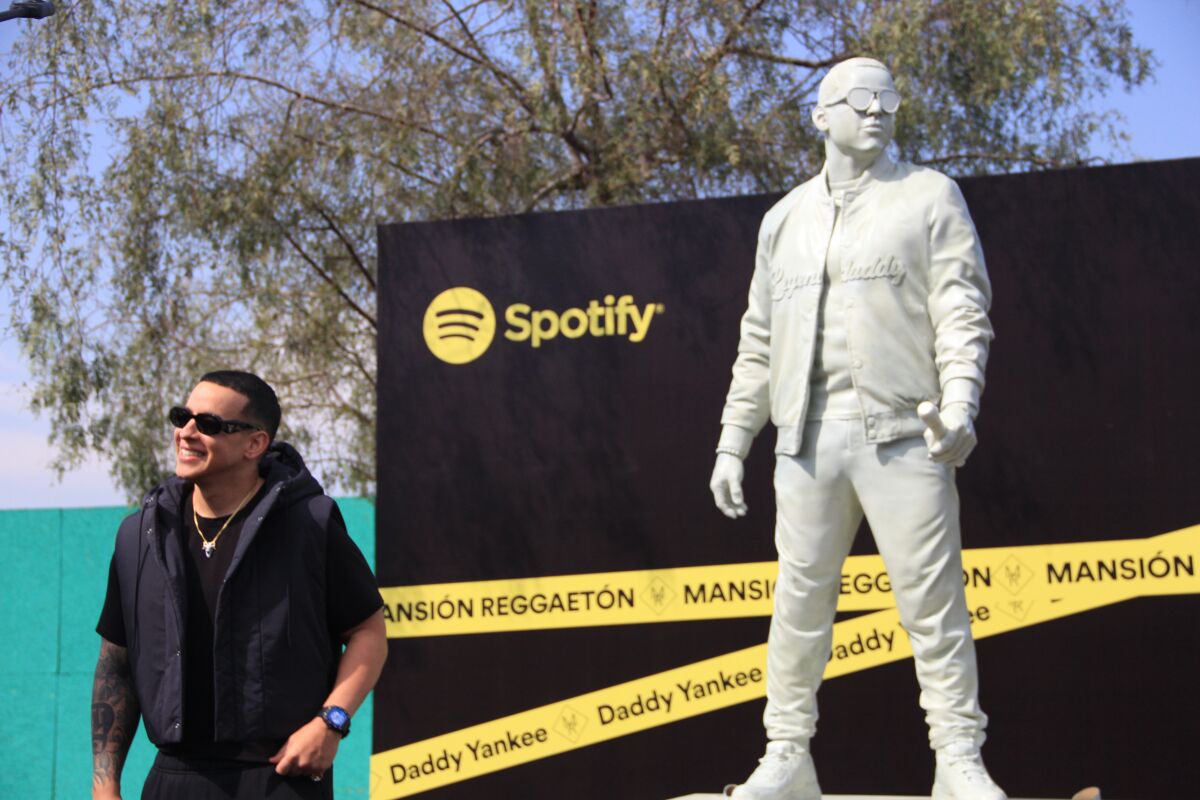Daddy Yankee es homenajeado con estatua en Chile 