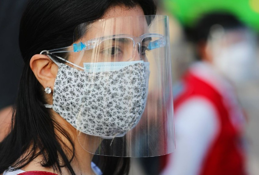 Perú oficializa fin de mascarillas excepto en hospitales y transporte público 