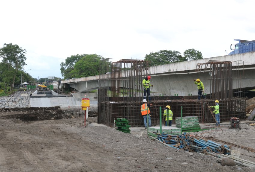 Construcción de puente vehicular sobre Río Chico presenta 56% de avance físico 