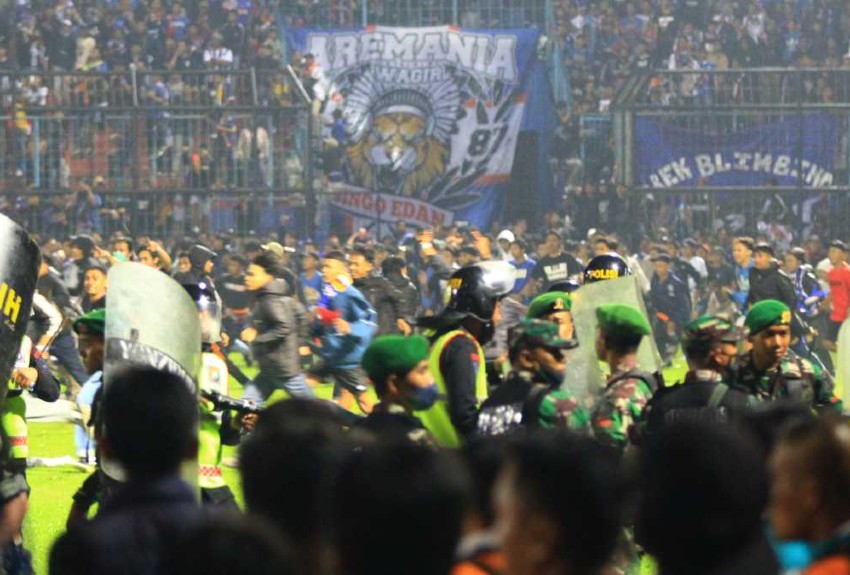 La policía indonesia acusa a seis personas por la estampida en el estadio 