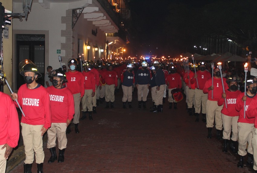 Con 'desfile de antorchas', camisas rojas celebran el Día del Bombero y aniversario de la institución 